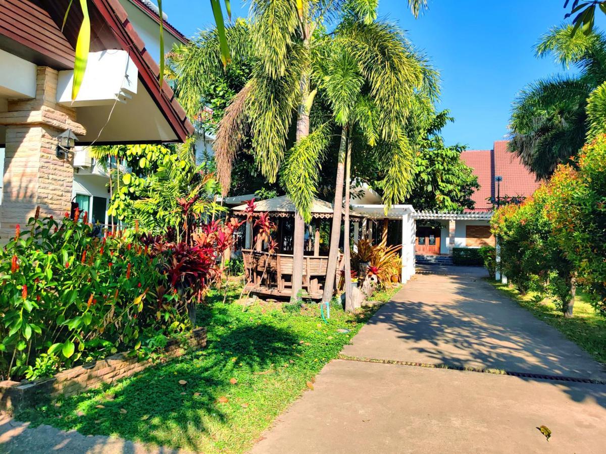 Thong Paeka Hotel Prasat エクステリア 写真