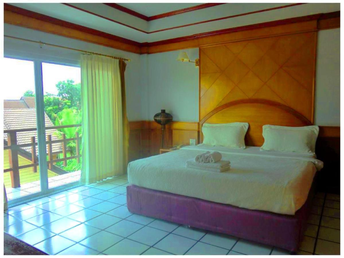 Thong Paeka Hotel Prasat エクステリア 写真