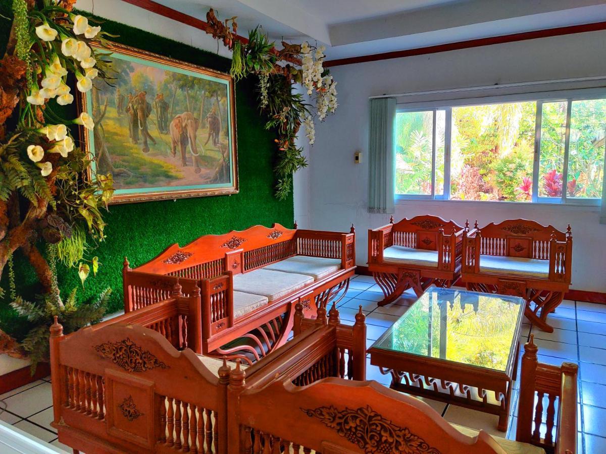 Thong Paeka Hotel Prasat エクステリア 写真