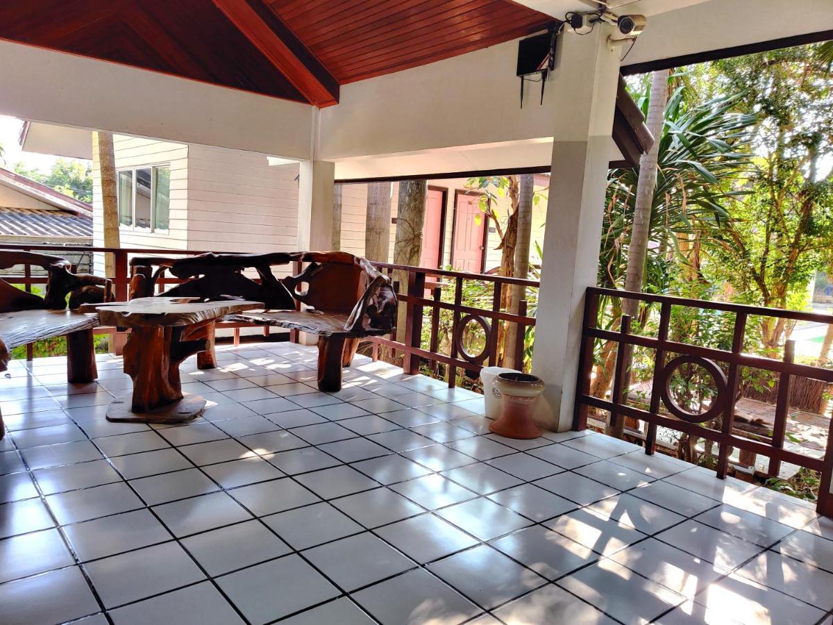 Thong Paeka Hotel Prasat エクステリア 写真