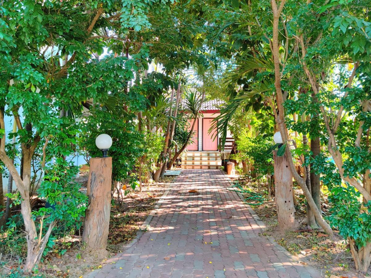 Thong Paeka Hotel Prasat エクステリア 写真