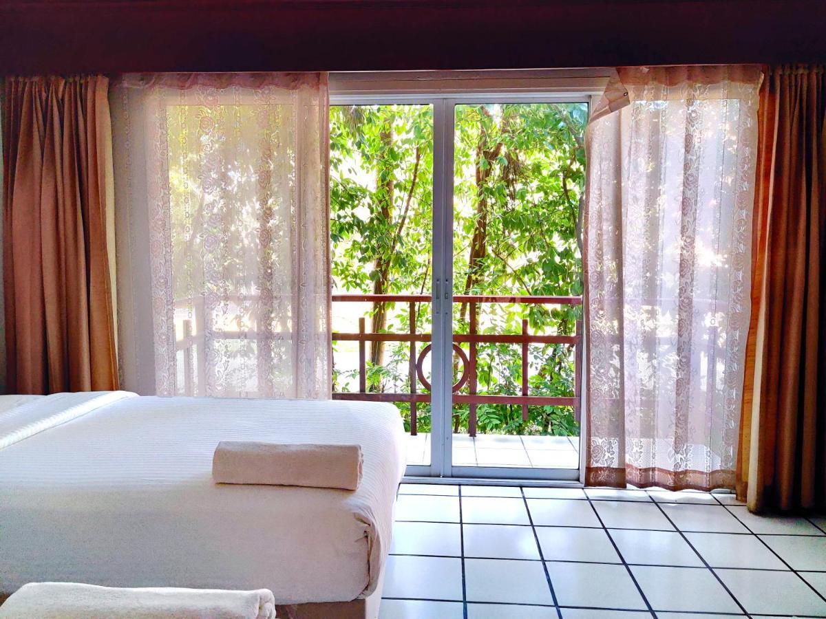 Thong Paeka Hotel Prasat エクステリア 写真