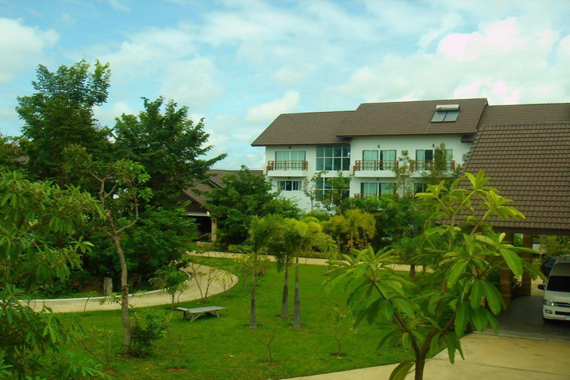 Thong Paeka Hotel Prasat エクステリア 写真