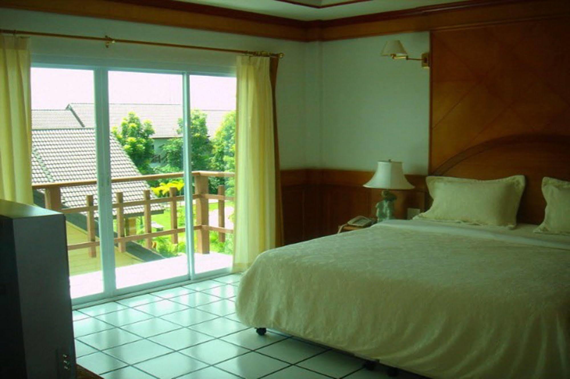 Thong Paeka Hotel Prasat エクステリア 写真