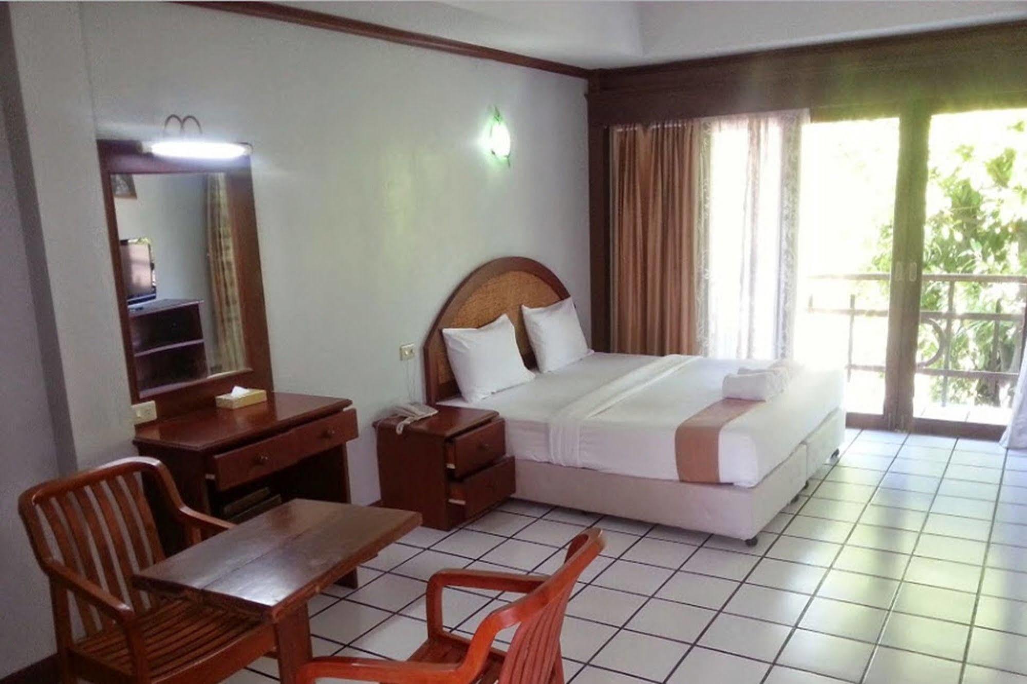 Thong Paeka Hotel Prasat エクステリア 写真